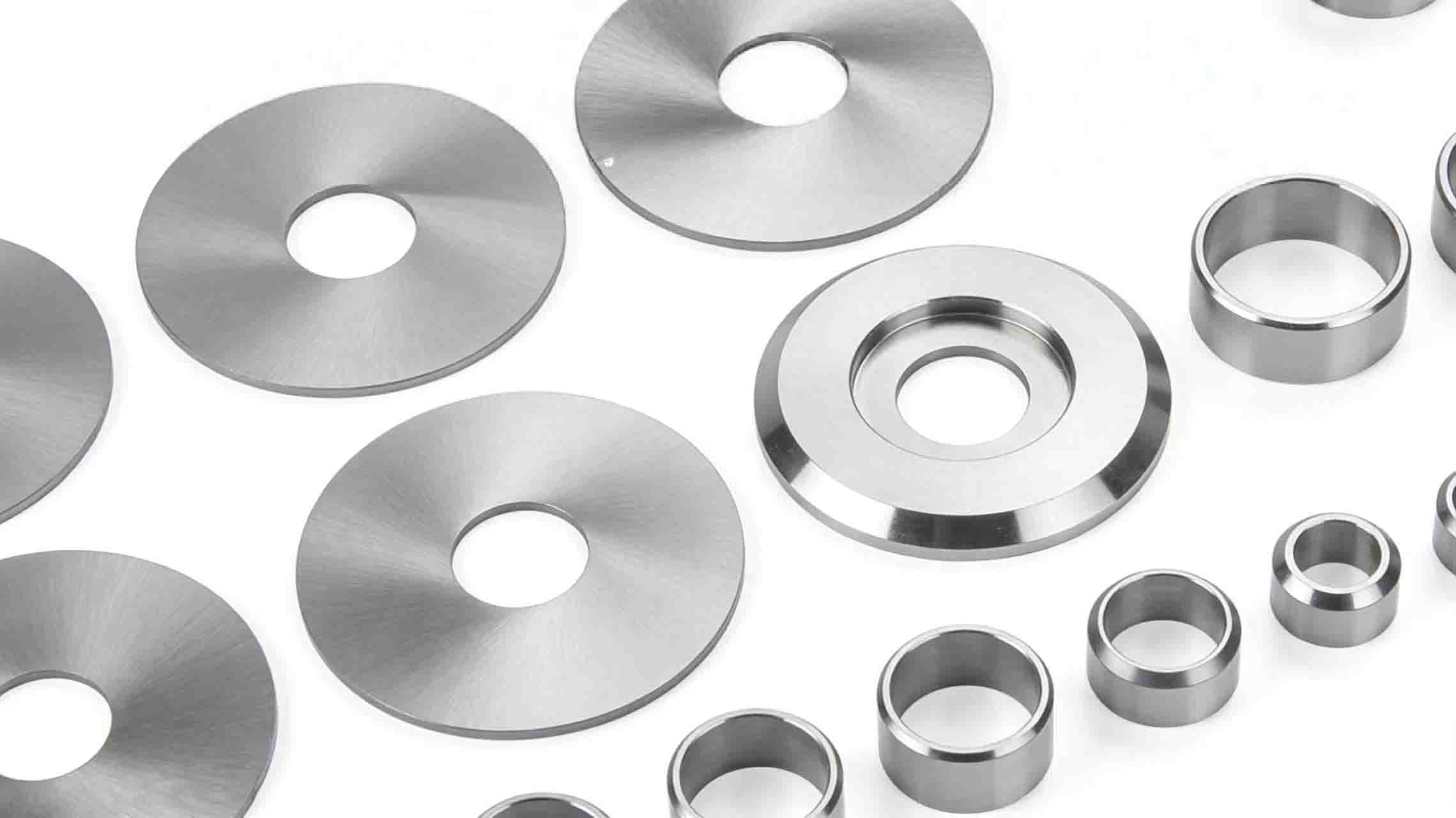 Comment résoudre les problèmes de tension de la bande causés par un positionnement incorrect de la lame de refendage ?