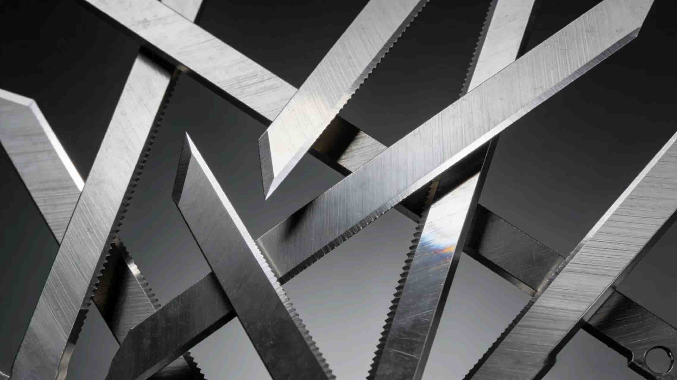 Quelles sont les meilleures méthodes pour stocker et manipuler les lames de coupe afin d'éviter de les endommager ?